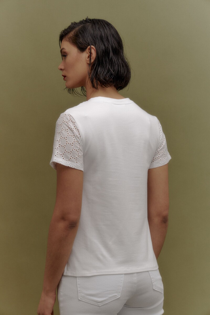 Remera escote V con broderie blanco