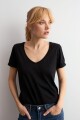Remera escote en V negro