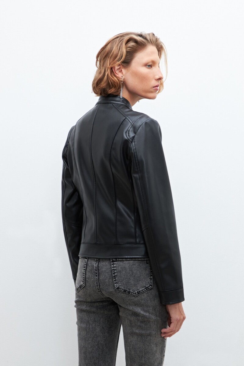 Chaqueta eco cuero con cortes en tul negro