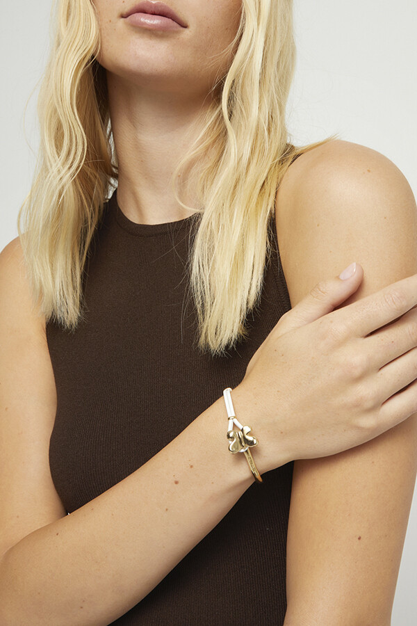 PULSERA DE CUERO CREMA SEMIRÍGIDA BAÑADA EN ORO 18K CON MARIPOSA Pulsera
