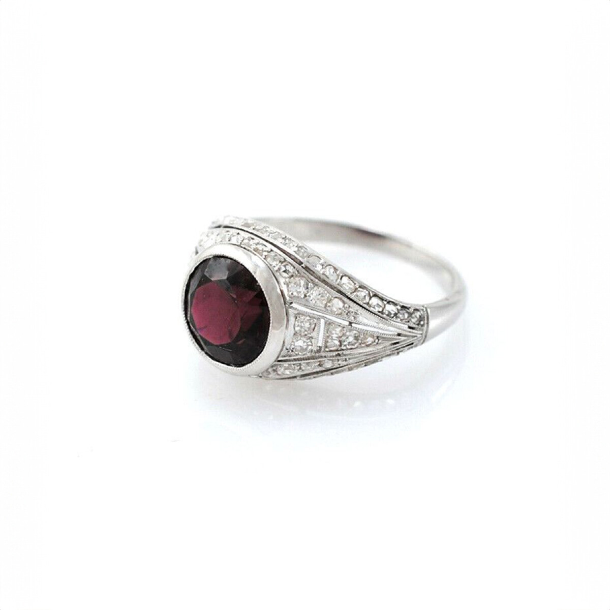 Anillo Antiguo Oro Blanco 18K, Brillantes, Diamantes Y Granate. Circa 1920-1940´S 