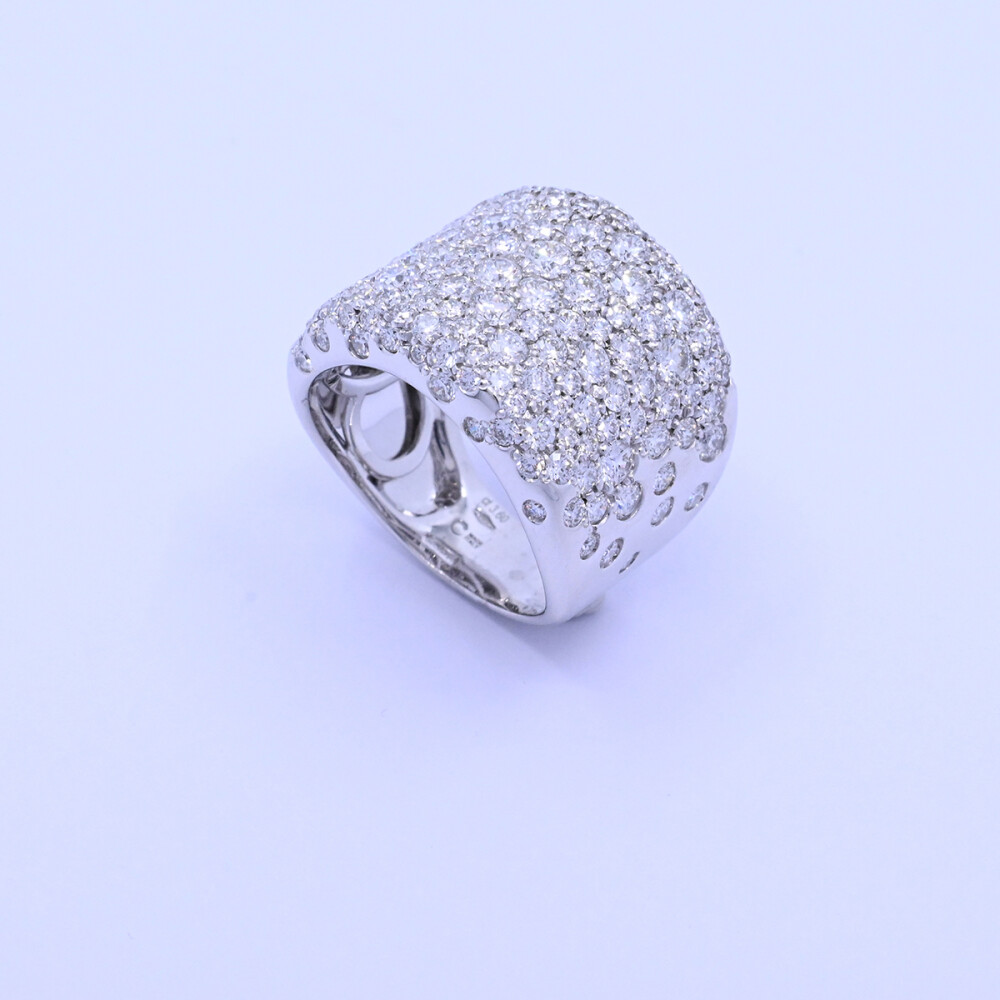 Anillo oro 18k blanco con brillantes engarce pavé. Anillo oro 18k blanco con brillantes engarce pavé.