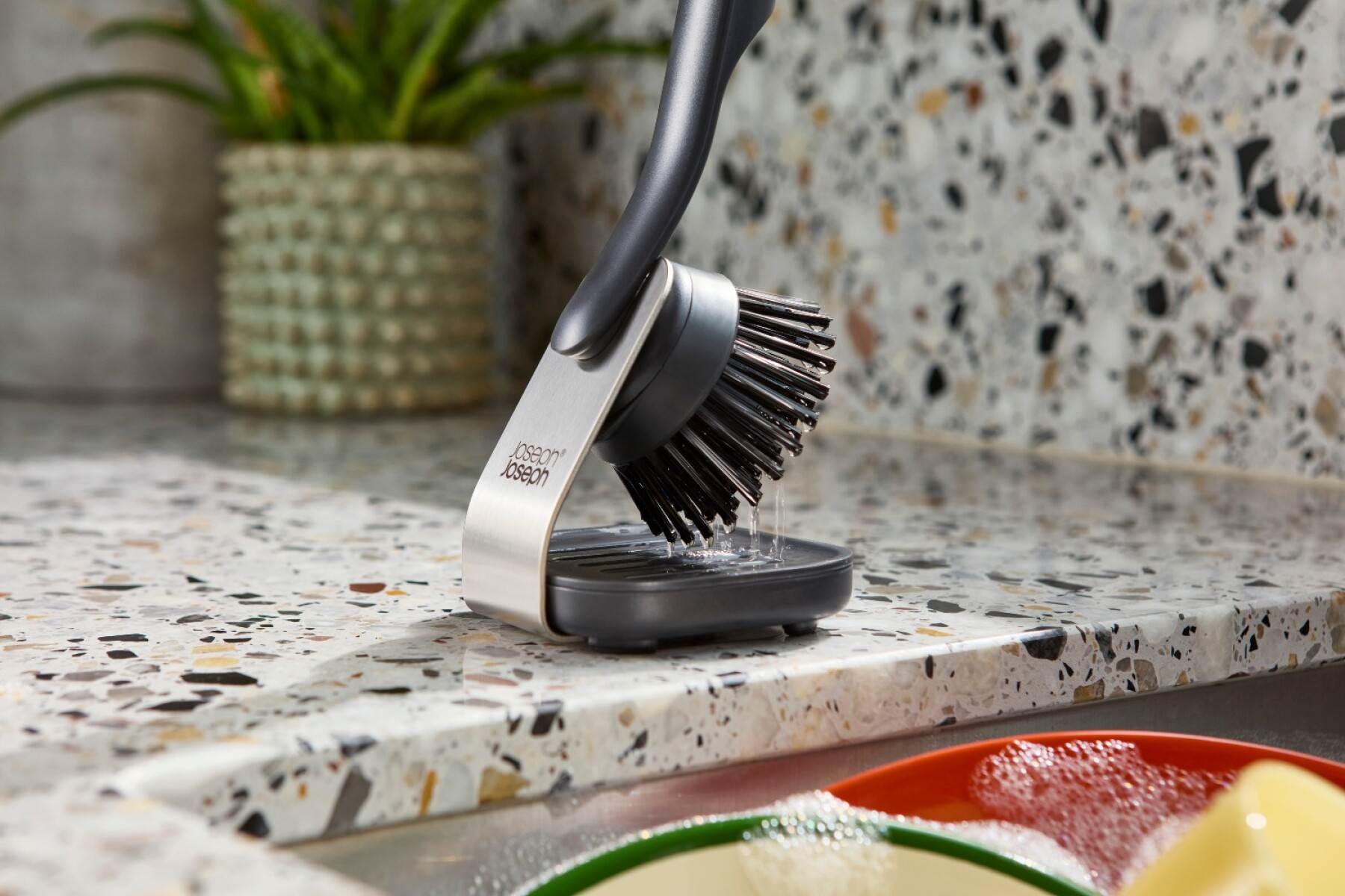 Cepillo de Cocina Joseph Joseph SinkTech™ con Base - Preventa 