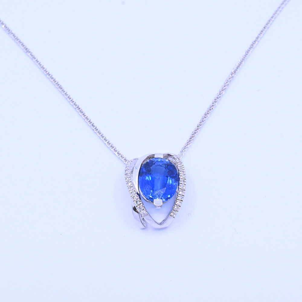 Colgante oro 18k blanco con zafiro azul oval y brillantes. Colgante oro 18k blanco con zafiro azul oval y brillantes.
