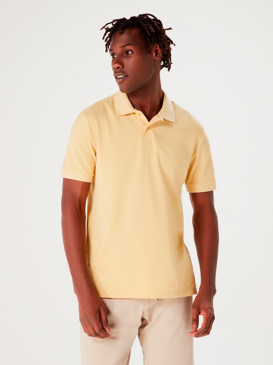 CAMISETA BÁSICA CON CUELLO - AMARILLO 