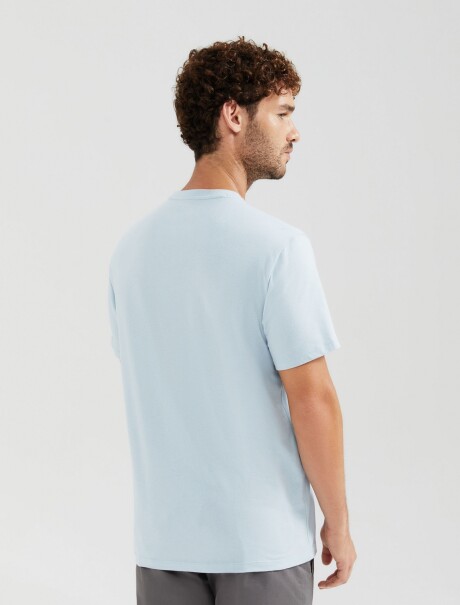 CAMISETA BÁSICA CON BOLSILLO CELESTE