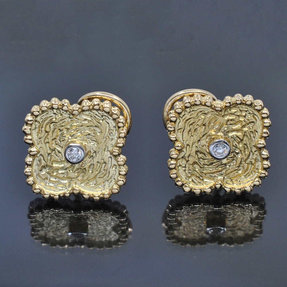 Par de caravanas en oro 18k y brillantes modelo Alhambra Par de caravanas en oro 18k y brillantes modelo Alhambra