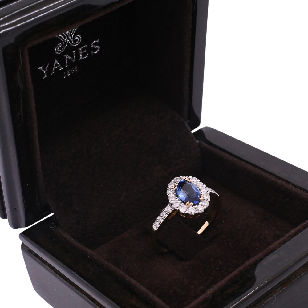 Anillo oro 18k zafiro azul oval y brillantes sellado Joyería Yanes. Anillo oro 18k zafiro azul oval y brillantes sellado Joyería Yanes.