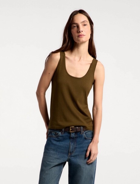 MUSCULOSA DE PUNTO CON BRETEL ANCHO MARRÓN