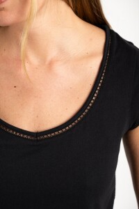 Remera Escote V Puntilla Negro