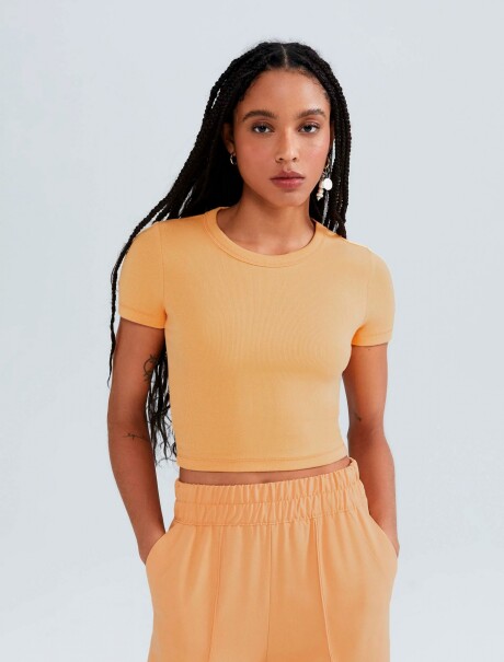 BLUSA CROPPED EN TELA ACANALADA NARANJA