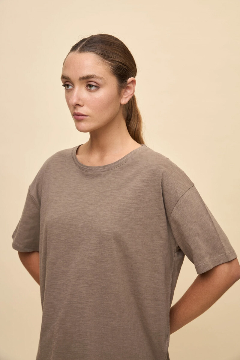 Remera Allie Beendict Marron