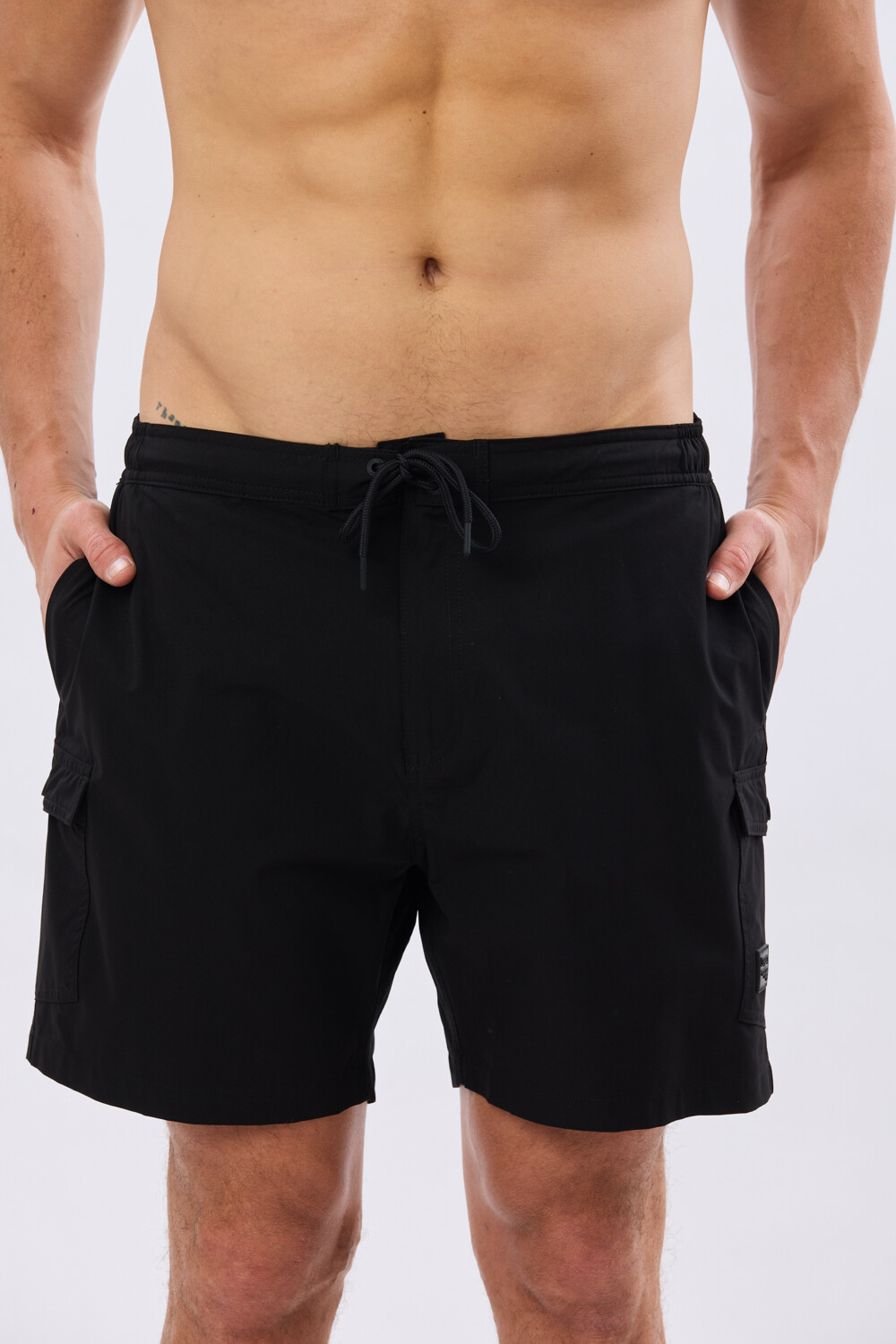 SHORT CARGO DE BAÑO LISO Negro