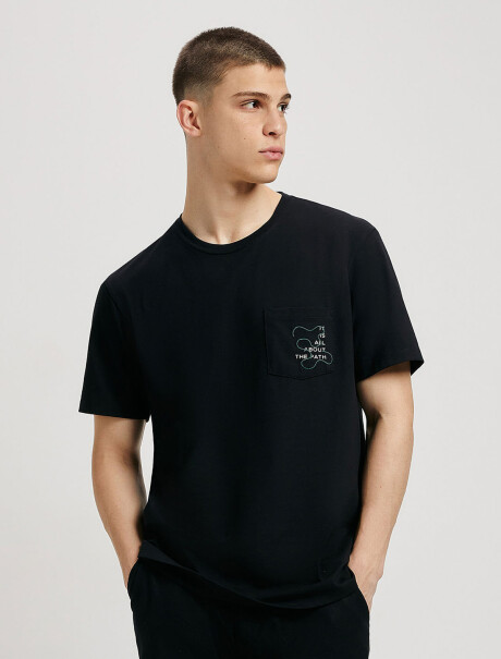 CAMISETA CON BORDADO MODELO REGULAR NEGRO
