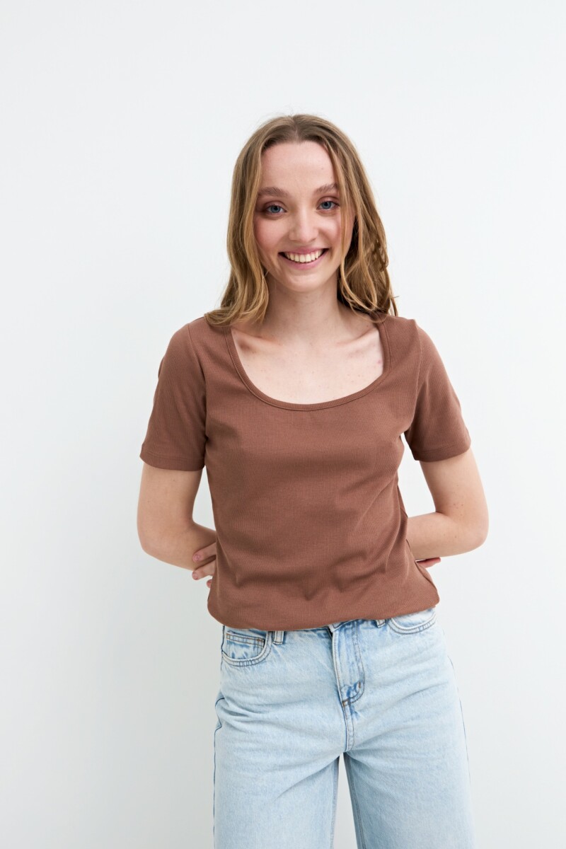 Remera m/c en rib cuello cuadrado TOSTADO