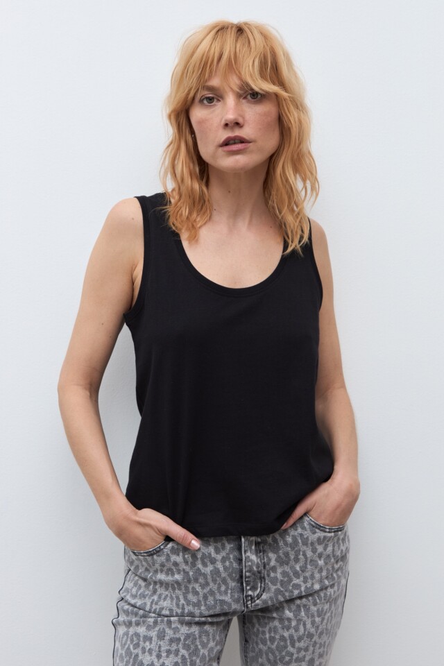 Musculosa escote a la base negro