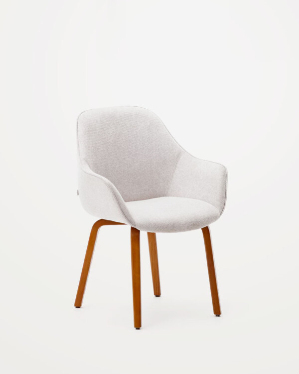 Silla Aleli de chenilla beige y patas de madera maciza de fresno con acabado nogal Silla Aleli de chenilla beige y patas de madera maciza de fresno con acabado nogal