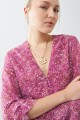 Collar acero con dije floral y perlas dorado