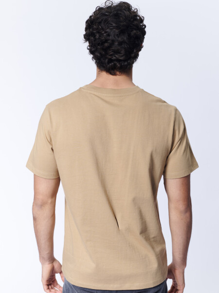 Remera Estampa Relieve Marrón