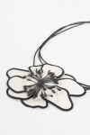 Collar flor petalo tela blanco