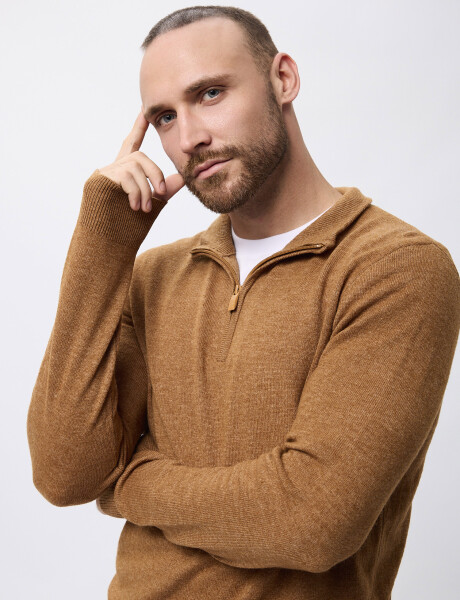 Sweater tejido medio cierre tostado melange
