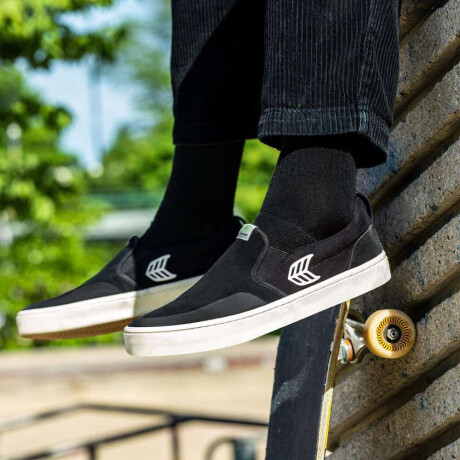 Championes Cariuma Slip On Skate Pro Negro