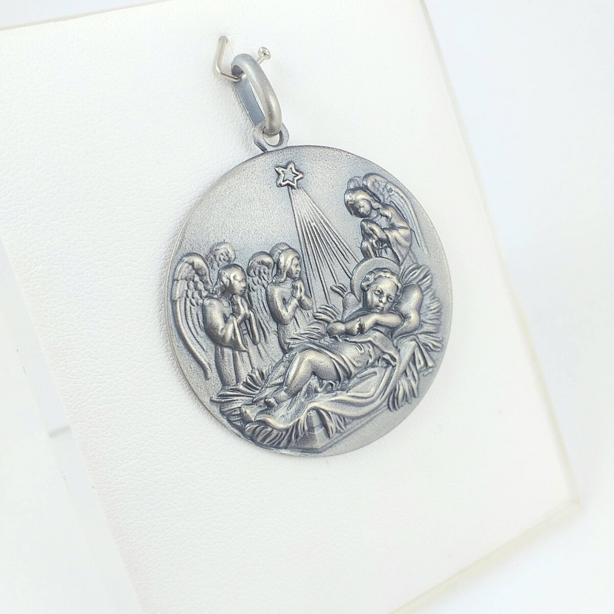 Medalla religiosa Nacimiento, medidas diámetro 6cm, material alpaca. 