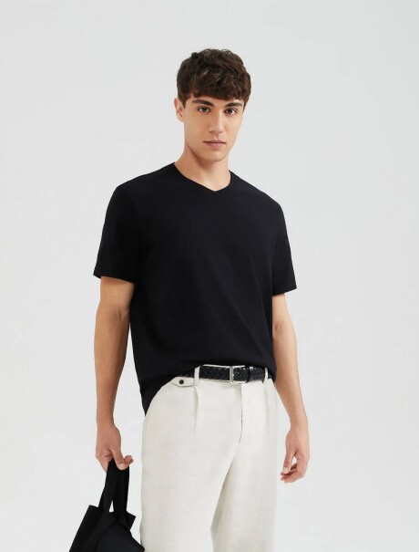 CAMISETA BÁSICA WORLD CON BORDADO NEGRO