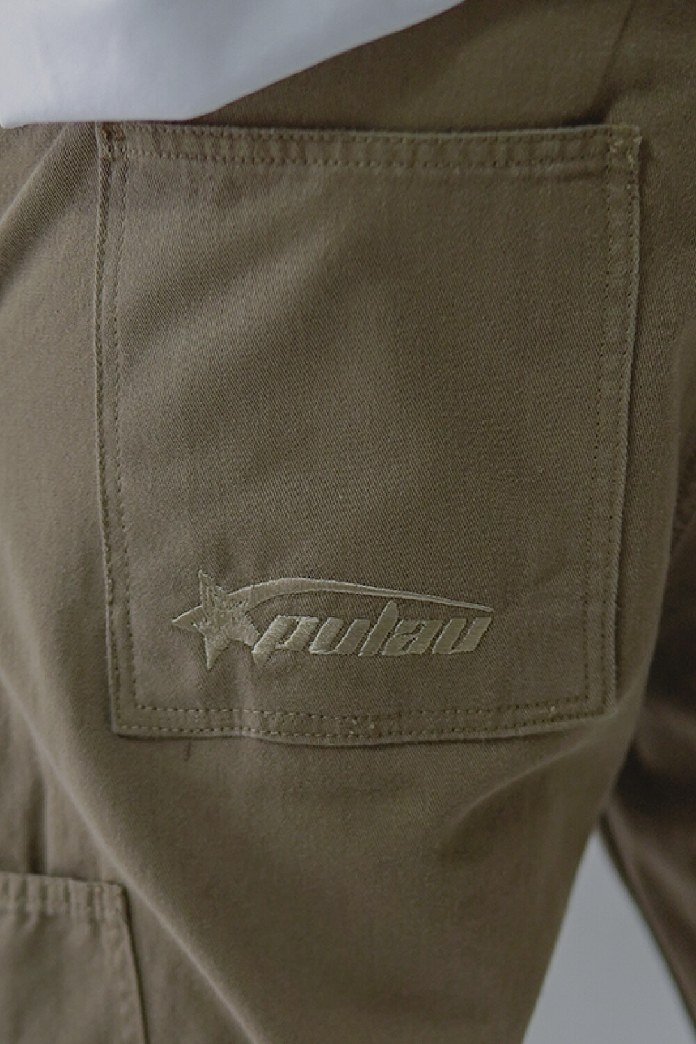 Pantalon Pulau Gabardina Marrón
