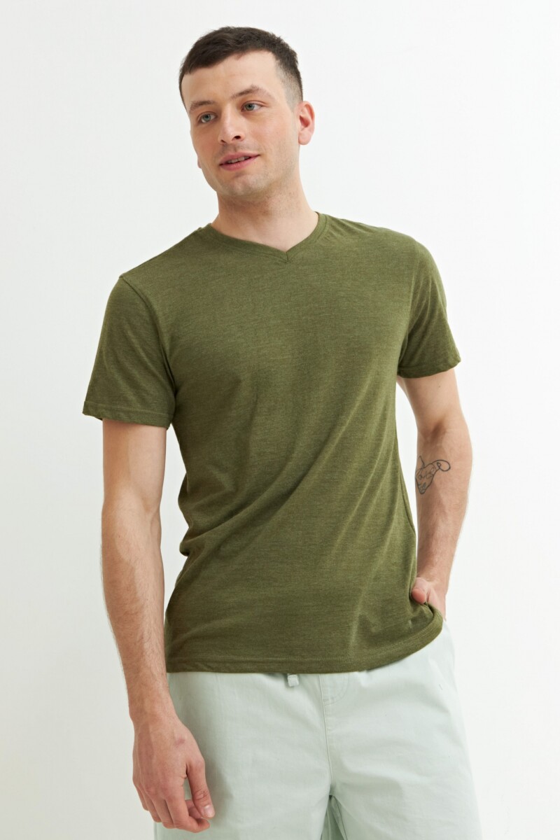 Remera escote V VERDE OLIVA