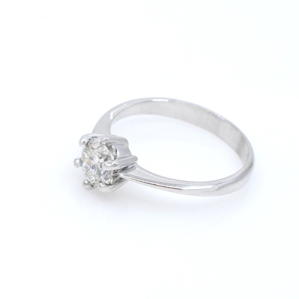 Anillo solitario en oro 18k blanco y brillante central Anillo solitario en oro 18k blanco y brillante central