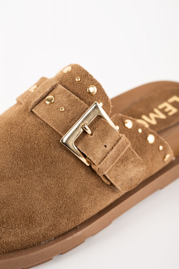 Zueco Gamuza Con Tachas Camel