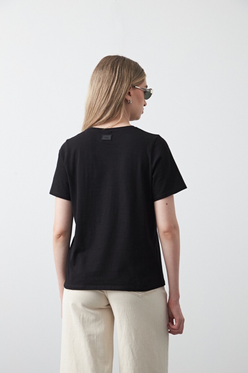 REMERA ADORE Negro