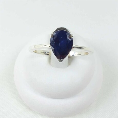 Anillo de plata 95 con zafiro azul natural, en forma de gota. Anillo de plata 95 con zafiro azul natural, en forma de gota.
