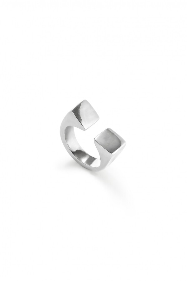 ANILLO BAÑADO EN PLATA DE LEY ACABADO LISO Y FORMA CUADRADA Anillo