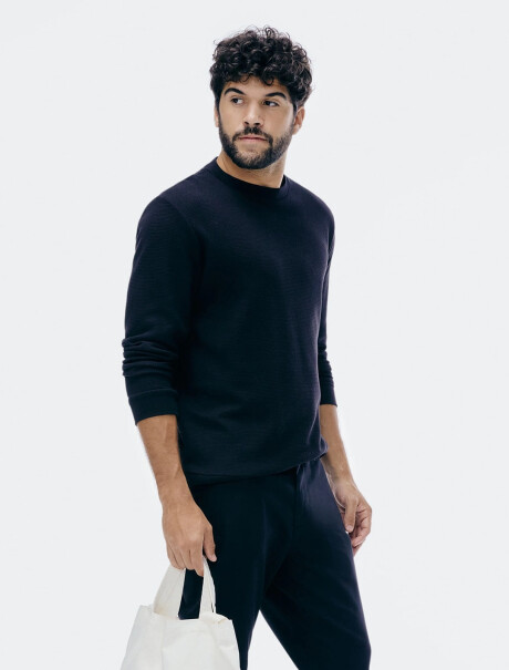 CAMISETA DE MANGA LARGA EN TELA TEXTURIZADA NEGRO