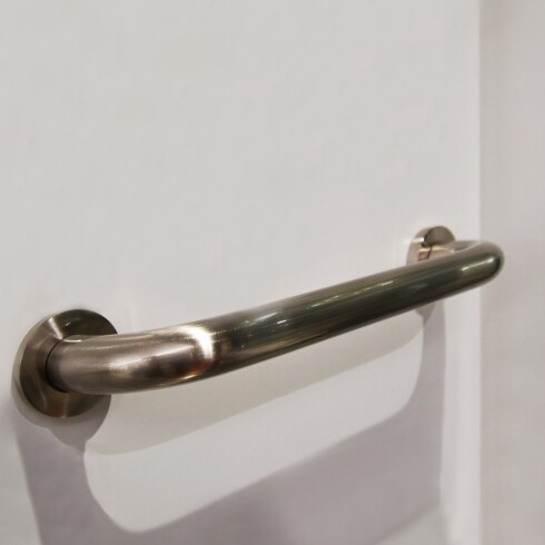 AGARRADERA METALICA 28CM PARA BAÑO LINEA ROMA BRUSHED NICKEL GRIS-BRUSHED NICKEL