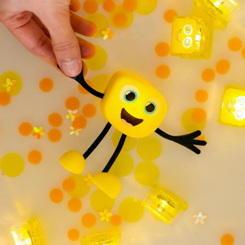 Glo Pals Set personaje + 2 cubos iluminados Amarillo