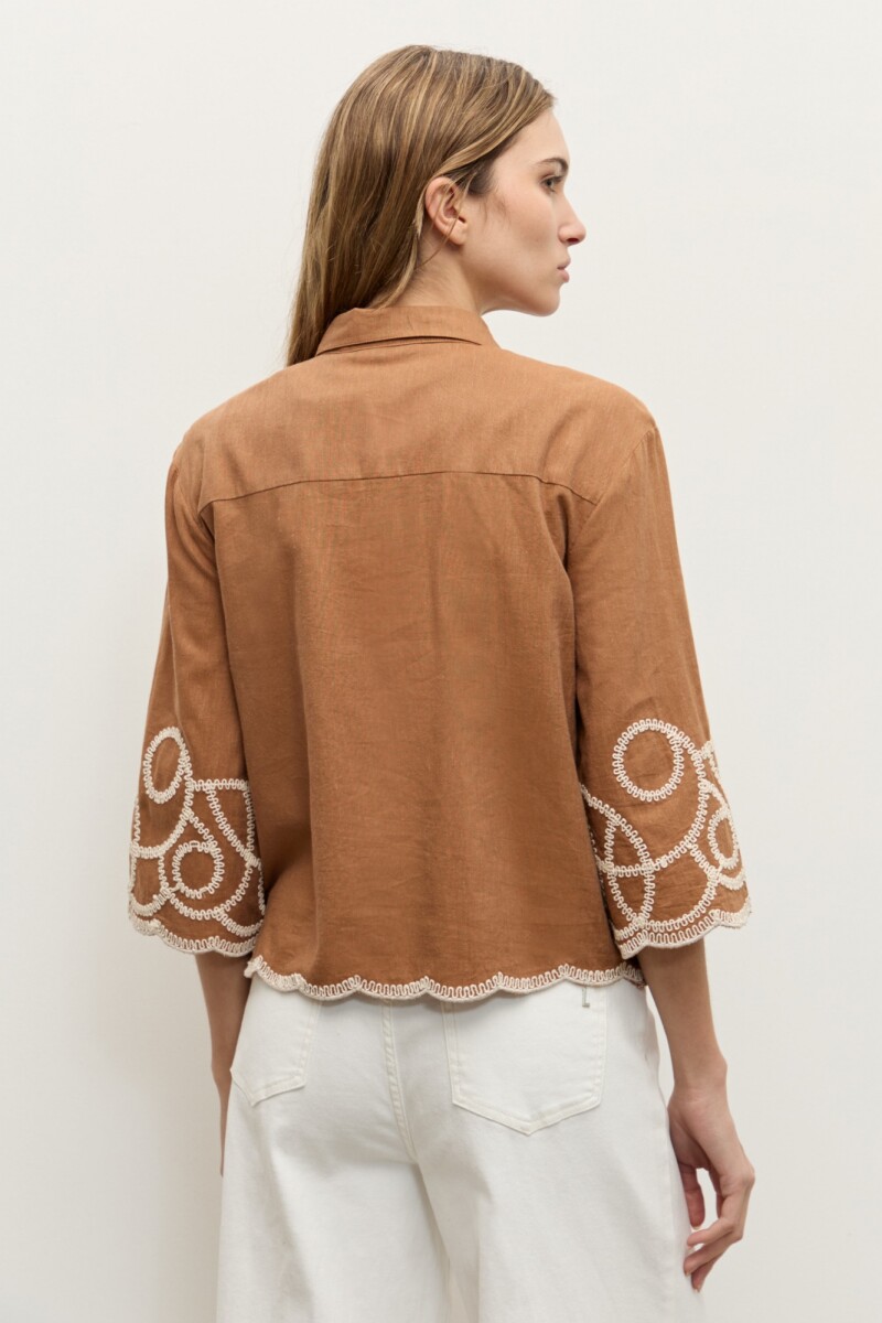 Camisa bordado en contraste camel