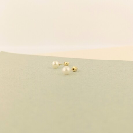 Par de caravanas de oro 9 ktes con perla de cultivo. Par de caravanas de oro 9 ktes con perla de cultivo.