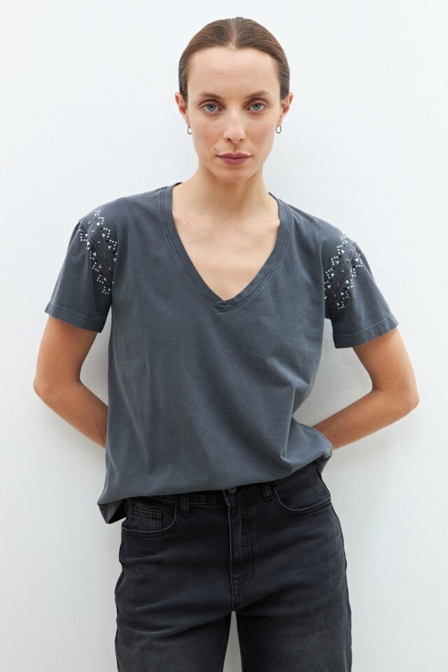 Remera con tachas gris oscuro