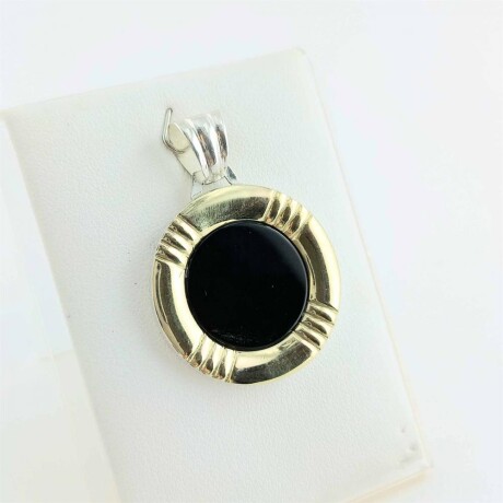 Colgante de plata y double en oro 18 ktes con onix. Colgante de plata y double en oro 18 ktes con onix.