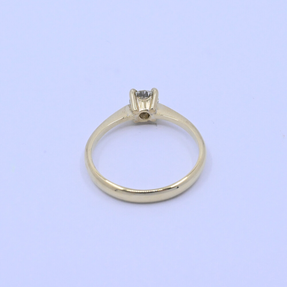 Anillo solitario oro 18k y brillante engarce 4 puntas. Anillo solitario oro 18k y brillante engarce 4 puntas.
