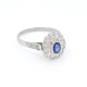 Anillo en platino, zafiro y brillantes. Anillo en platino, zafiro y brillantes.
