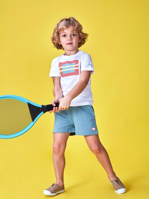 Niño con camiseta blanca en blanco