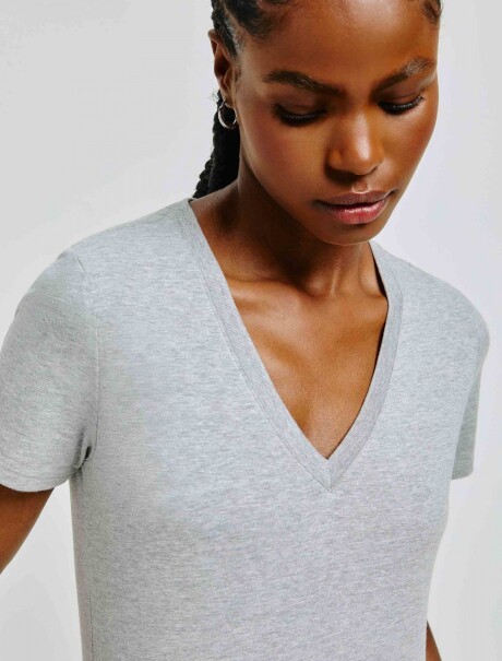 CAMISETA BÁSICA MANGA CORTA CUELLO EN V GRIS