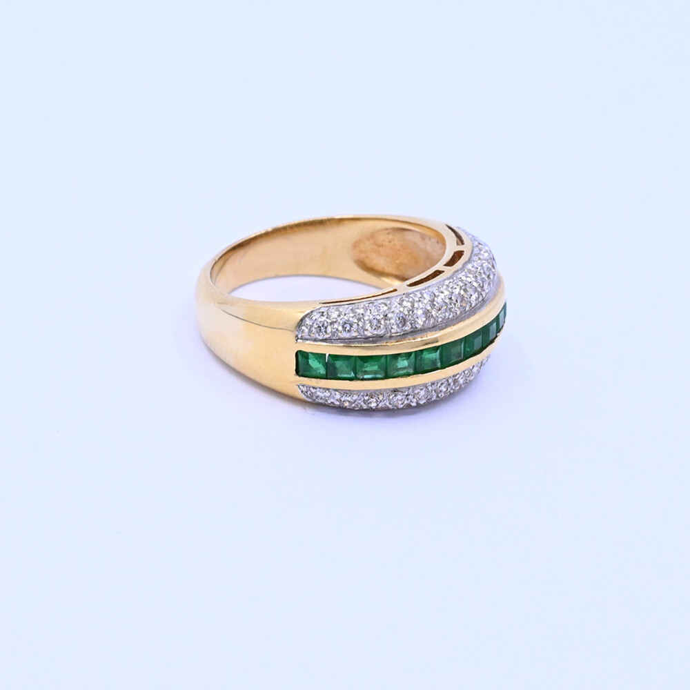 Anillo oro 18k con brillantes y esmeraldas. Anillo oro 18k con brillantes y esmeraldas.