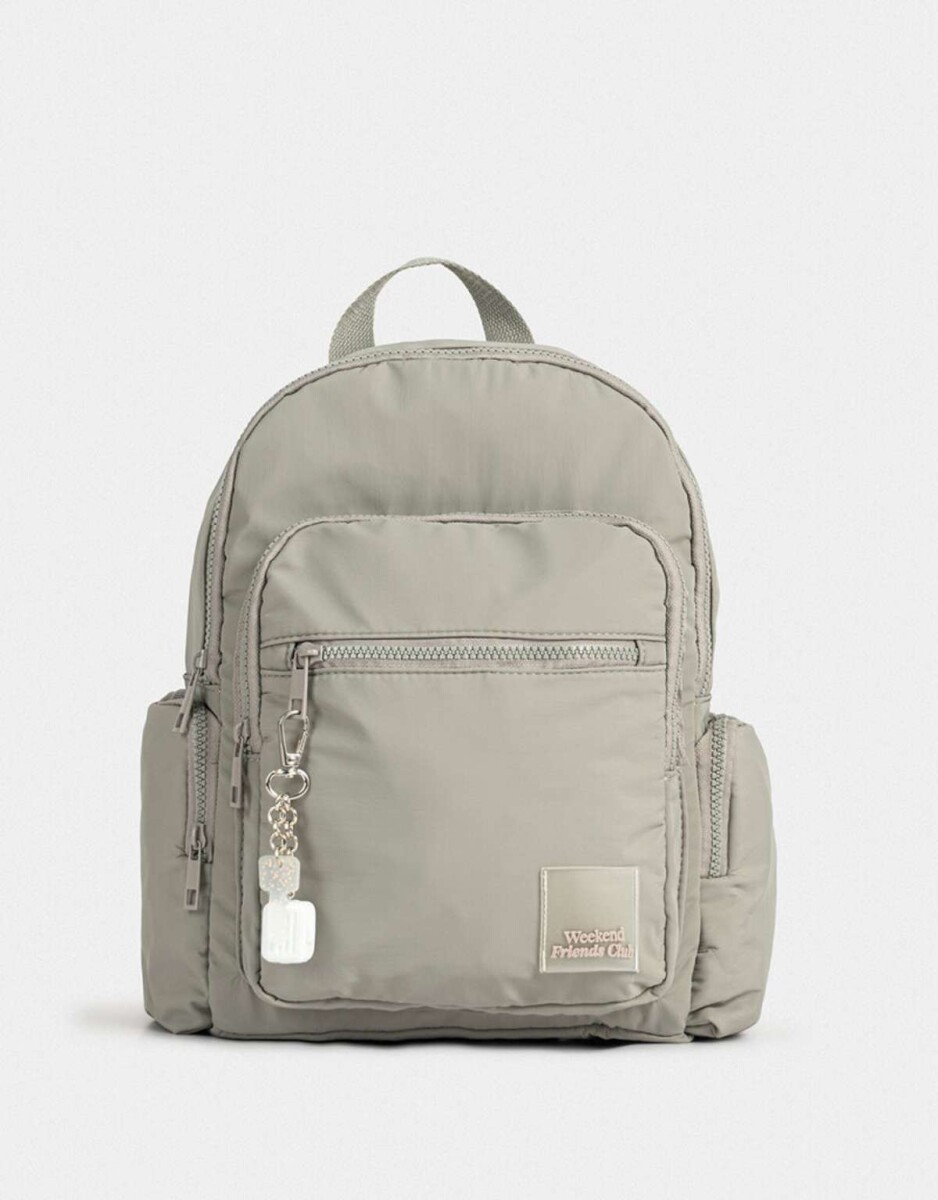 Mochila Urbana Con Charm - Gris Claro 