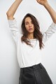 Remera escote base con botones en manga crudo
