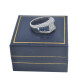 Anillo en oro 18k blanco, brillantes y zafiro carré. Anillo en oro 18k blanco, brillantes y zafiro carré.